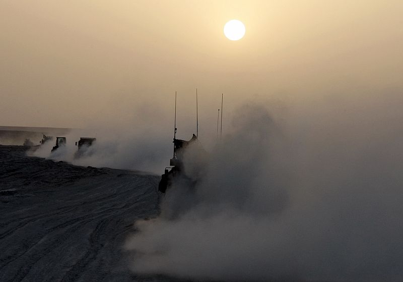 Marines estadounidenses atraviesan el desierto cerca de Garmnser, en Afganistán