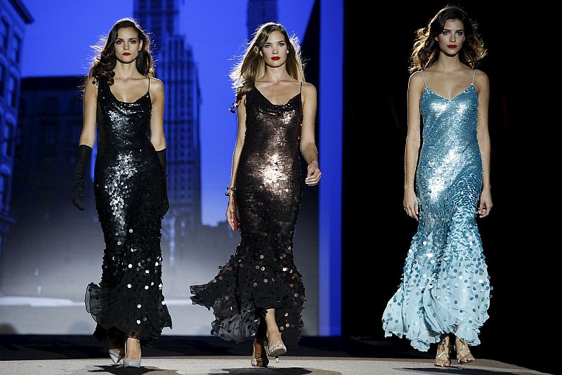 Una modelo luce un transgesor vestido de novia de color negro de la firma Cabotine by Gema Nicolás durante la Pasarela Gaudi Novia.