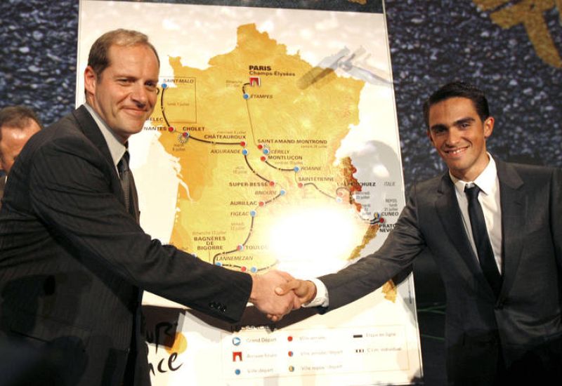 Alberto Contador acompañó a Christian Prudhomme, director del Tour de Francia, en la presentación de la edición de 2008 el pasado mes de octubre. Sin embargo, su equipo, el Astana, ha sido excluido de participar en la ronda gala.