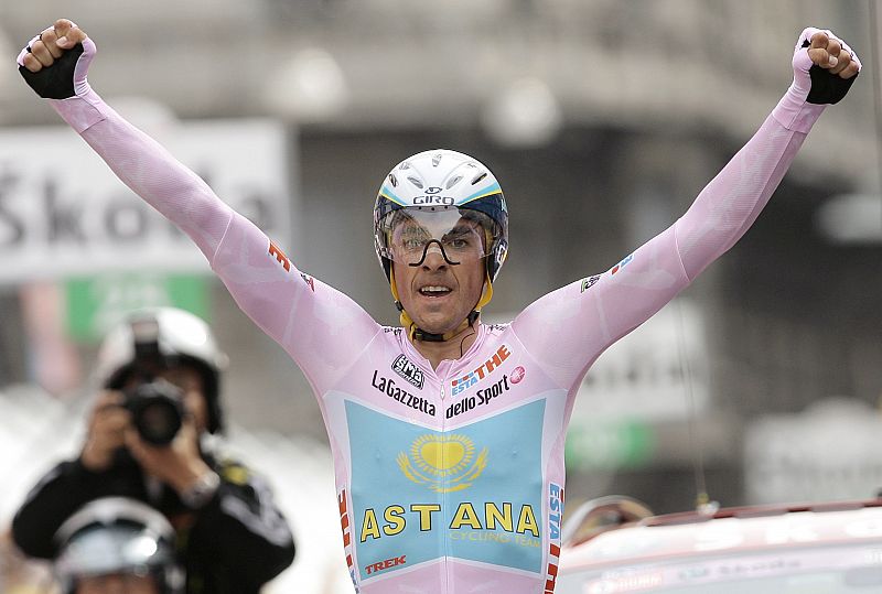 Contador se ha convertido hoy en el segundo ciclista español en ganar el Giro de Italia, 15 años después de que Miguel Induráin lograra vencer dos veces en la carrera italiana en los años 90.
