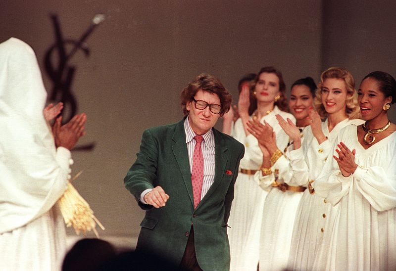 Las modelos aplauden al diseñador tras un desfile en París en 1989.