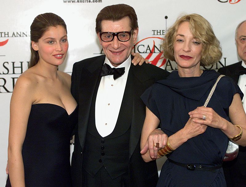 El diseñador posa con la modelo Laetitia Casta y LuLu de la Falaise tras un desfile en Nueva York