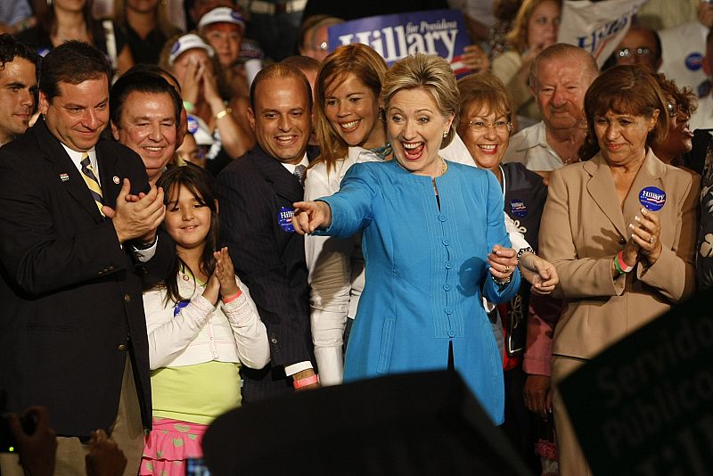 Hillary Clinton, tras participar en un mitin en Santa Cruz en el marco de las primarias de Puerto Rico