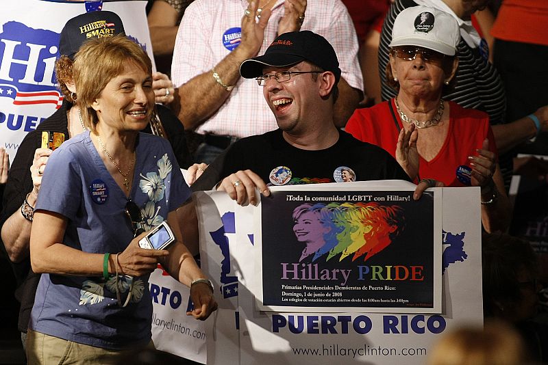 Varios simpatizantes de Clinton celebran su triunfo en las primarias de Puerto Rico