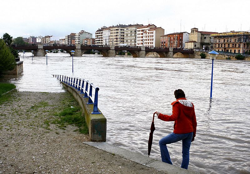 La Junta de Seguridad del Ayuntamiento de Miranda de Ebro, en Burgos, activó el domingo el protocolo de alerta por riesgo de inundaciones, ante la crecida experimentada en las últimas horas en los tres ríos que pasan por la ciudad.