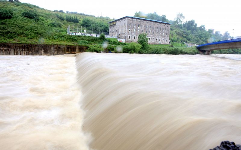 Vista del río nervión a su paso por el barrio bilbaíno de la Peña, que hoy presentaba este aspecto tras las lluvias caidas en el País Vasco.