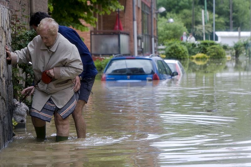 En Getxo, Vizcaya, las fuertes lluvias han dejado inundaciones que han obligado a evacuar a numerosos vecinos utilizando lanchas.