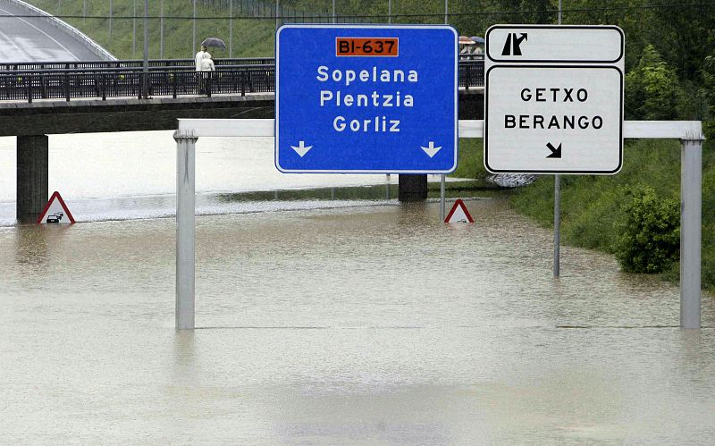 Las intensas lluvias caídas eldomingo han ocasionado inundaciones en Vizcaya. En la imagen, el corredor de Uribe-Kosta totalmente inundado a la altura de Berango.