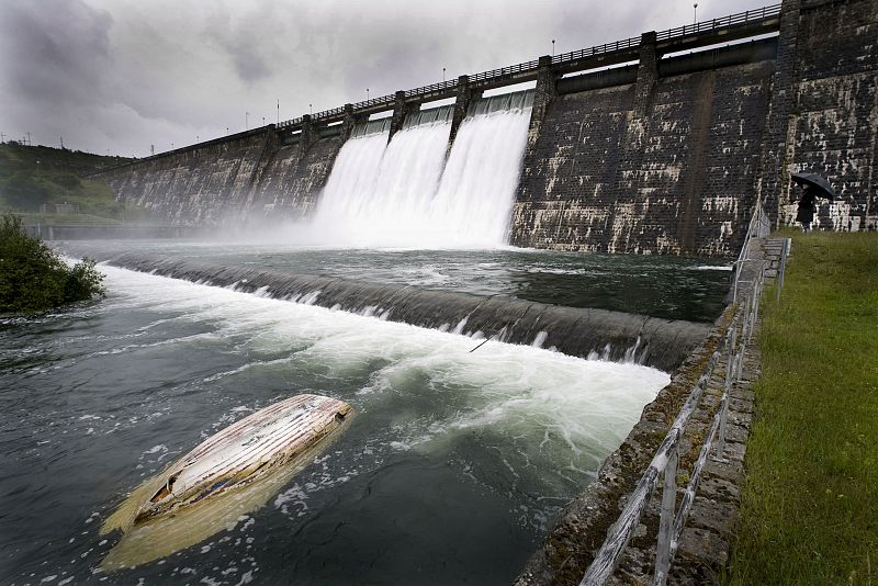 Tras las últimas lluvias la comisión hidrográfica del Ebro se ha visto obligada a abrir tres de las siete compuertas del embalse de Ullibarri Gamboa que abastece a Bilbao y Vitoria.
