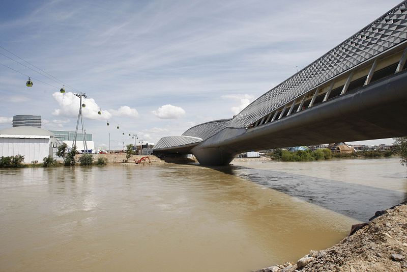 Vista del exterior del pabellón Puente de la Expo Zaragoza 2008, donde se van a preparar diques de contención para evitar que el agua de la crecida del Ebro afecte a las instalaciones de la Exposición.