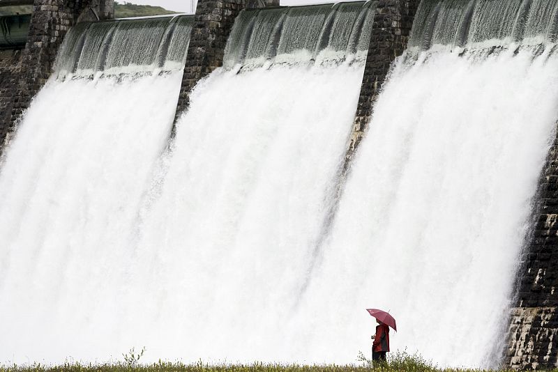 Un hombre observa una de las compuertas de embalse de Ullibarri Gamboa que abastece a Bilbao y Vitoria. La Comisión Hidrográfica del Ebro se ha visto obligada a abrir tres de las siete compuertas del embalse debido a las lluvias de estos últimos días