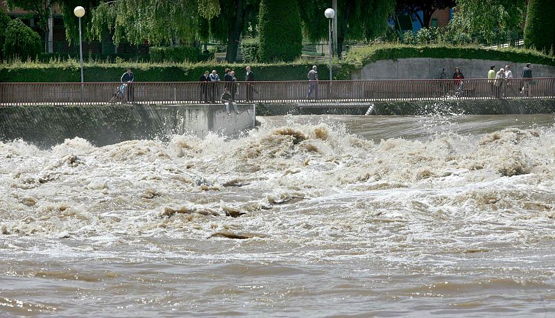 El río Ebro se ha desbordado en varios lugares de Logroño en las últimas horas, aunque la situación se encuentra controlada y no se prevé que empeore a lo largo del día.