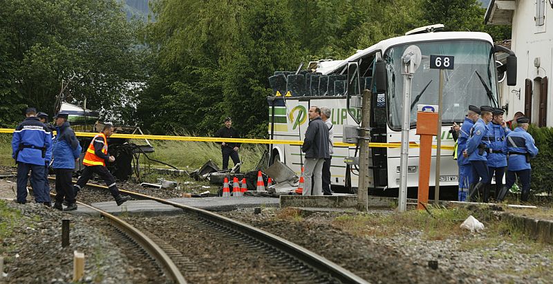 La Policía inspecciona el lugar del accidente de autobús arrollado por un tren en Mesinges (Francia), en el que han muerto seis niños.