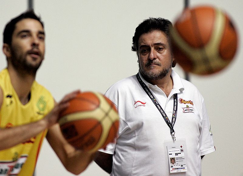 'Pepu' Hernandez observa el entrenamiento de Juan Carlos Navarro antes de la semifinal ante Argentina en Saitama.