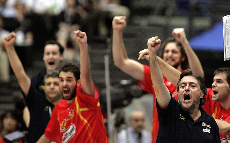 Juan Carlos Navarro, Pau Gasol, 'Pepu' Hernández y José Manuel Calderon celebran una canasta del equipo español durante la final del Mundial de Japón, celebrada en Saitama.