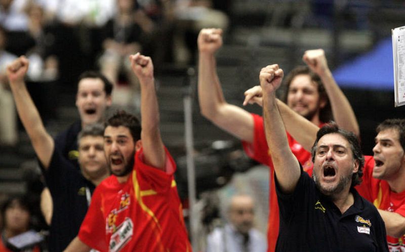 Juan Carlos Navarro, Pau Gasol, 'Pepu' Hernández y José Manuel Calderon celebran una canasta del equipo español durante la final del Mundial de Japón, celebrada en Saitama. 