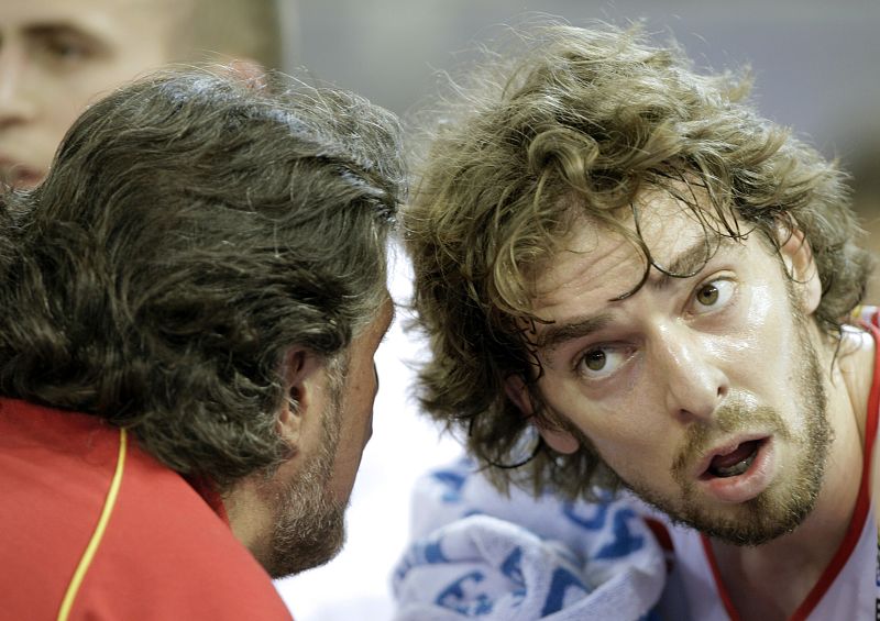 Pau Gasol escucha a 'Pepu' durante el partido contra Israel disputado en Madrid, en el Eurobasket celebrado en 2007.