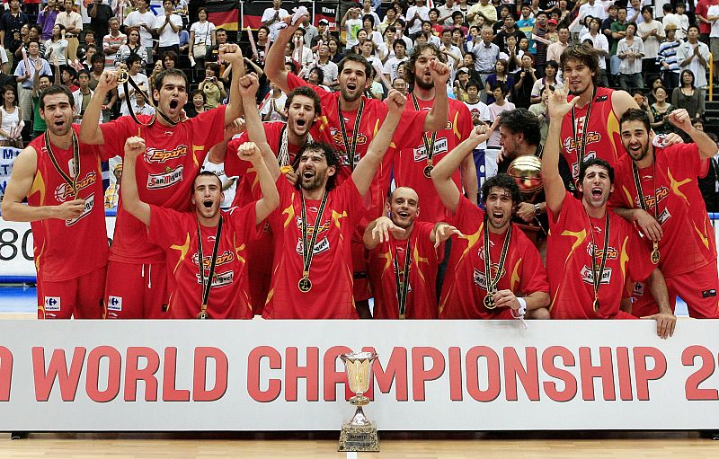 El equipo ganador del Mundial de Baloncesto disputado en Japón en 2006 posa después de la final en la que derrotó a Grecia.