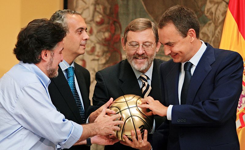 El presidente del Gobierno, José Luis Rodríguez Zapatero, también pudo tocar el trofeo que reconocía a España como mejor equipo del mundo.