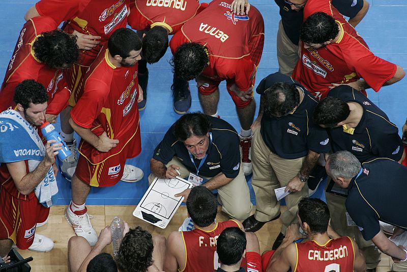 'Pepu' da órdenes a sus jugadores durante la final del Eurobasket ante Rusia, disputada en Madrid.