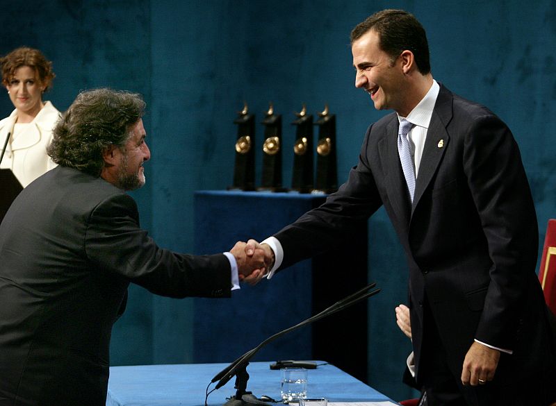 Pepu Hernández recibe el Príncipe de Asturias de los Deportes de manos del Príncipe Felipe, en el teatro Campoamor de Oviedo.