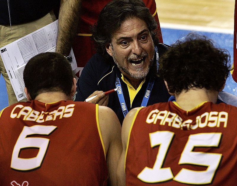 'Pepu' habla con los jugadores Jorge Garbajosa y Carlos Cabezas durante el partido contra Portugal del Eurobasket, disputado en Sevilla.