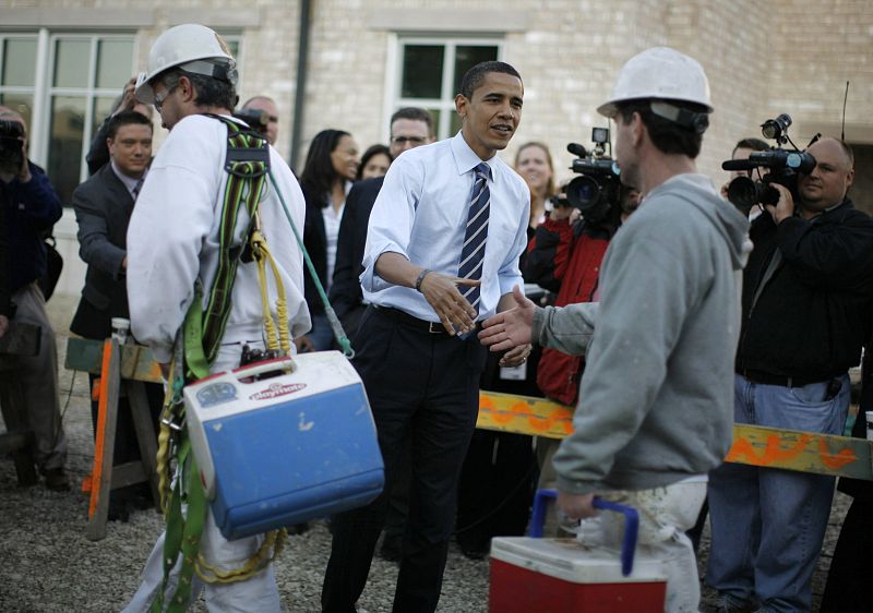 El senador por Illinois, Barak Obama, se reúne con los obreros del Estado de Indiana el 5 de mayo, entre los actos de las primarias demócratas.