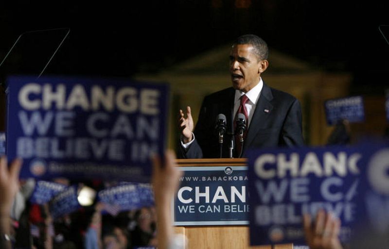 El senador por Illinois, Barak Obama, ante una multitud durante un mitin en Iowa.