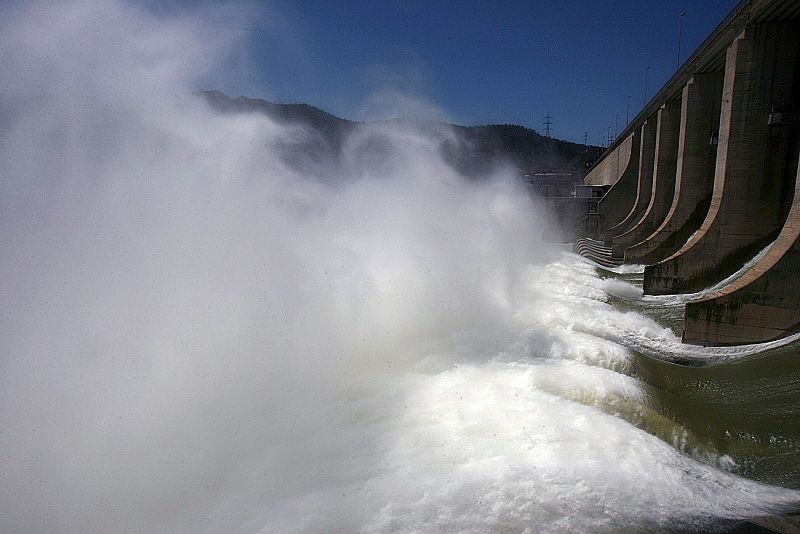 El pantano de Ribarroja continúa desembalsando agua para poder absorber la riada que entre mañana y el viernes llegará a la parte baja del Ebro procedente de Aragón.