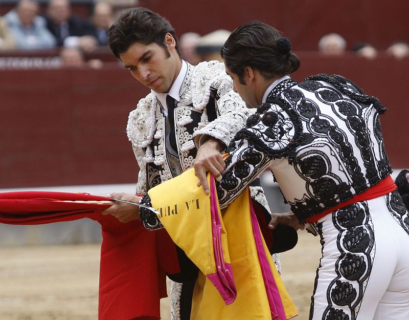 El diestro Cayetano Rivera Ordóñez junto a José Antonio Morante de la Puebla en La Monumental de Las Ventas.