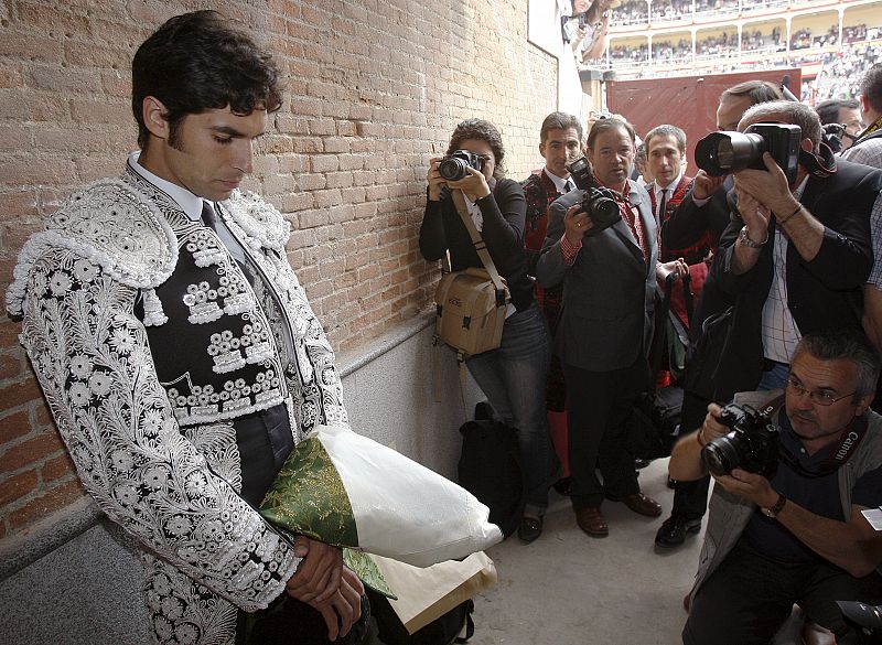 El diestro Cayetano Rivera Ordóñez es fotografiado por la prensa gráfica poco antes del comienzo de la corrida.