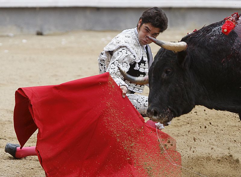 El diestro Cayetano Rivera Ordóñez da un pase de hinojos, con la muleta, a su primer toro.