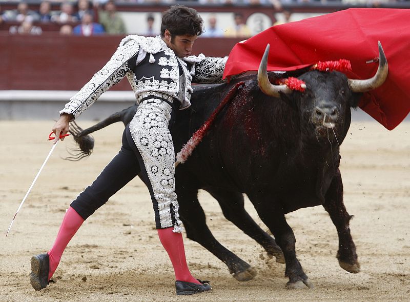 Cayetano Rivera Ordóñez da un pase con la muleta a su primer toro durante la corrida Extraordinaria de la Beneficencia.