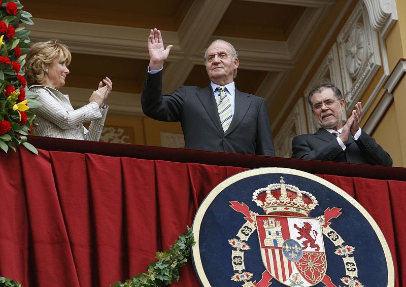 El Rey Juan Carlos, acompañado por la presidenta de la Comunidad de Madrid, Esperanza Aguirre, y por el ministro de Justicia, Mariano Fernández Bermejo, saluda al respetable a su llegada a la corrida.