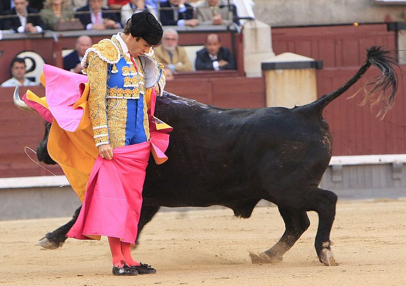 osé Tomás, durane la faena con el capote a su primer astado