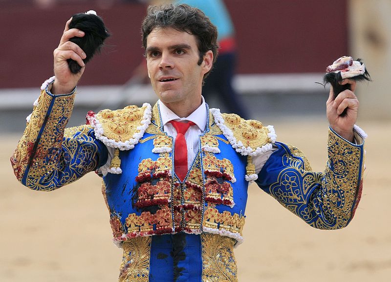 osé Tomás, sostiene las dos orejas que cortó a su primer toro.