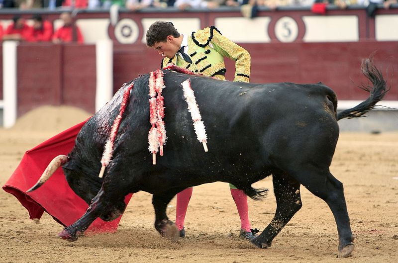 Daniel Luque da un pase con la muleta a uno de sus toros.