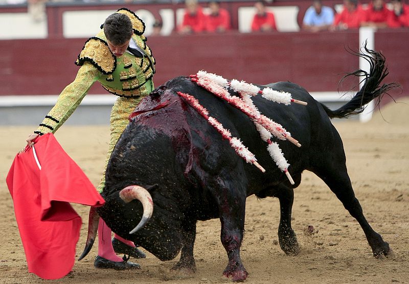 Luque da un pase con la muleta a uno de sus toros.