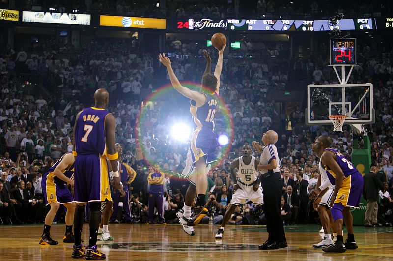 Pau Gasol, en el centro de la imagen, lucha por el balón en el partido entre los Los Angeles Lakers y los Boston Celtics de la final de la NBA.