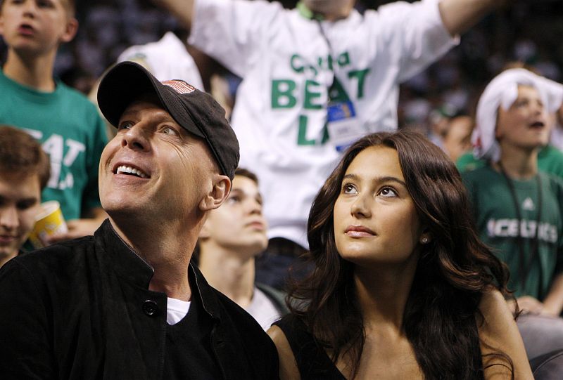 El actor Bruce Willis no ha querido perderse el primero de los siete partidos de la final de la NBA