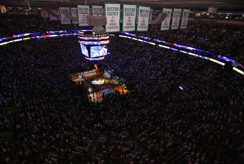 Espectacular imagen del estadio de los Boston Celtics durante el primer partido de la final de la NBA