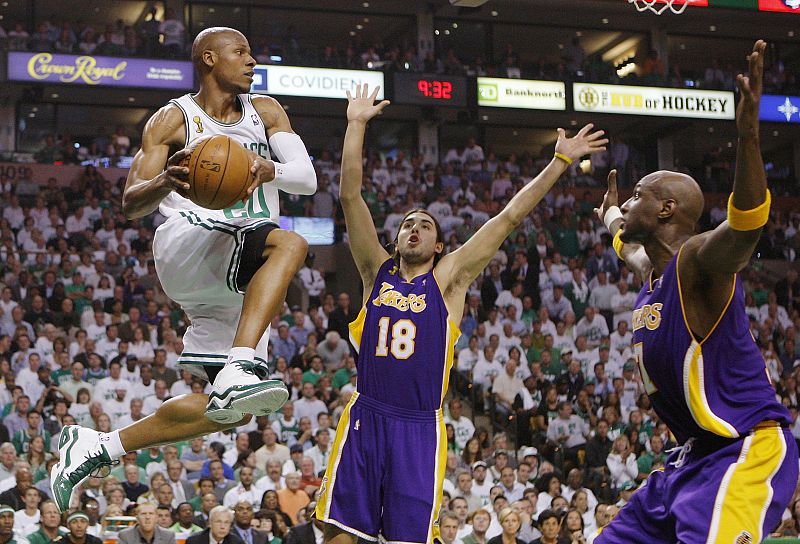 Dos jugadores de los Angeles Lakers tratan de frenar a un jugador del Boston Celtics en el primer partido de la final de la NBA.