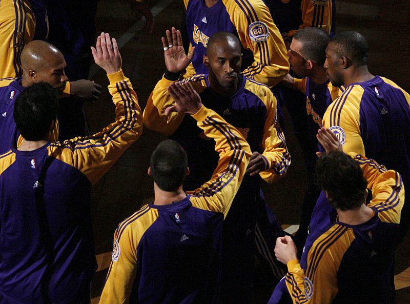 Los jugadores de los Angeles Lakers minutos antes de disputar contra los Boston Celtics la final de la NBA.