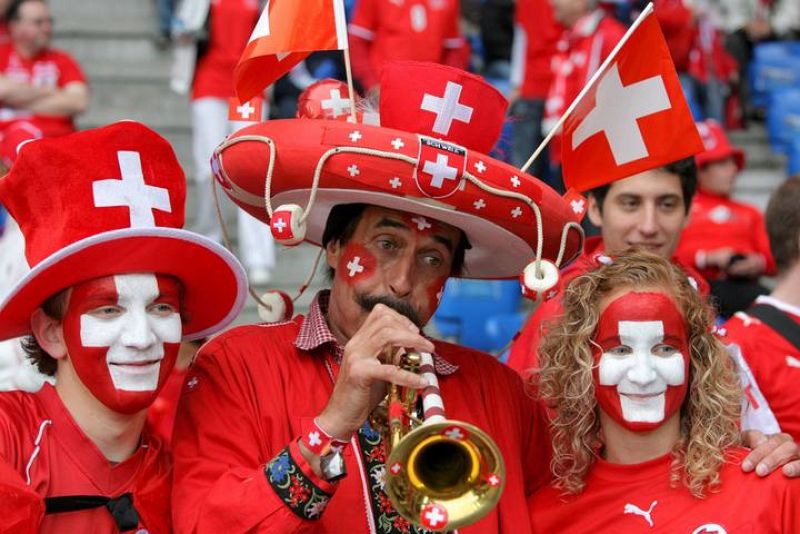 Unos hinchas suizas en el estadio "St. Jakob-Park" de Basilea asisten a la ceremonia de inauguración. 