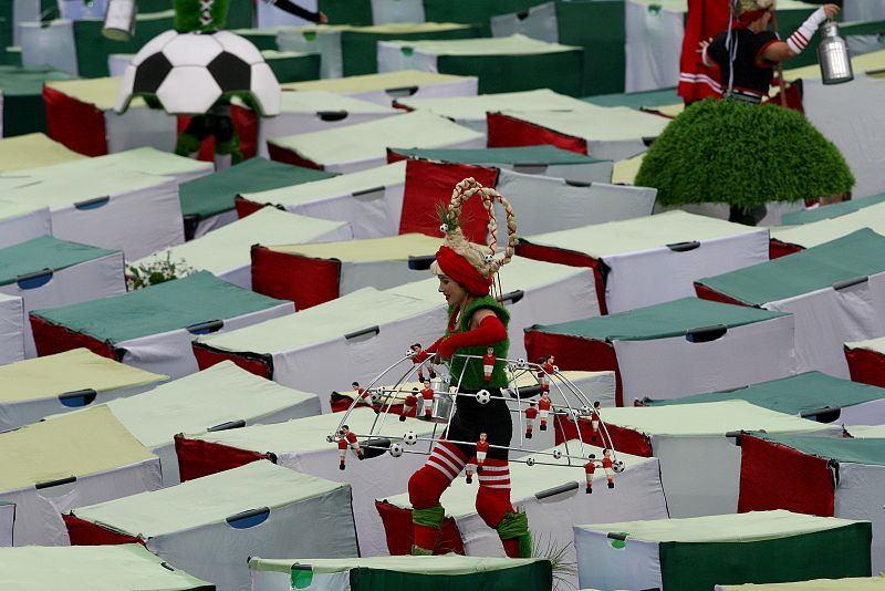 Imagen de uno de los momentos de la ceremonia de apertura de la Eurocopa'08 llevada a cabo en el estadio St. Jakob.