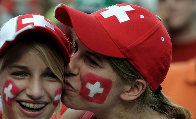 Unas hinchas suizas se besan durante la inauguración de la zona de fans ("fan zone") de la plaza del ayuntamiento de Viena, Austria.