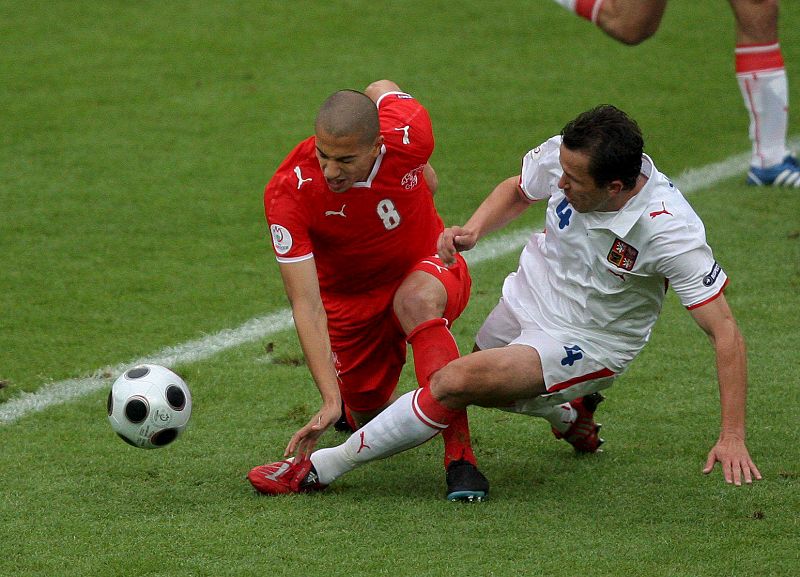 El jugador de la selección de Suiza, Goekhan Inler, (i), lucha por el balón con el jugador de la selección checa, Tomas Galasek, (d), durante el encuentro de primer ronda, grupo A, de la Eurocopa'08.