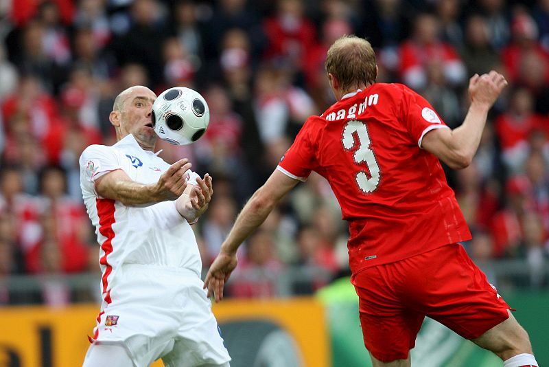 El jugador de la selección de Suiza, Ludovic Magnin, (d), lucha por el balón con el jugador de la selección checa, Jan Koller.