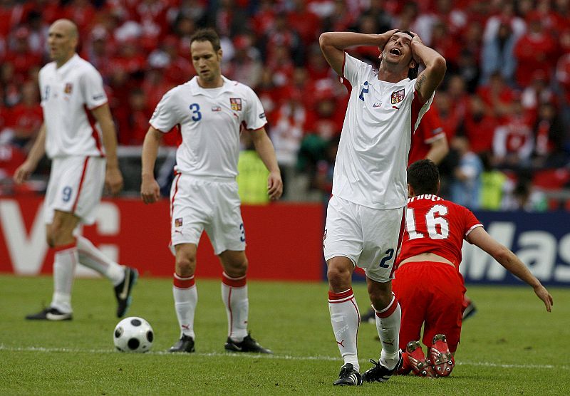 El jugador de la selección checa, Zdenek Grygera, (2-d), reacciona durante el encuentro de primera ronda, grupo A, de la Eurocopa frente a Suiza.