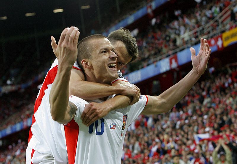 El jugador de la selección de Suiza, Vaclav Sverkos, (c), celebra su gol tras marcar el 1-0 frente a Suiza.